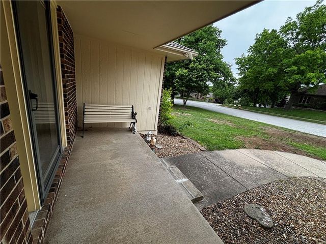 3005 S Viking Court, Independence, MO 64057