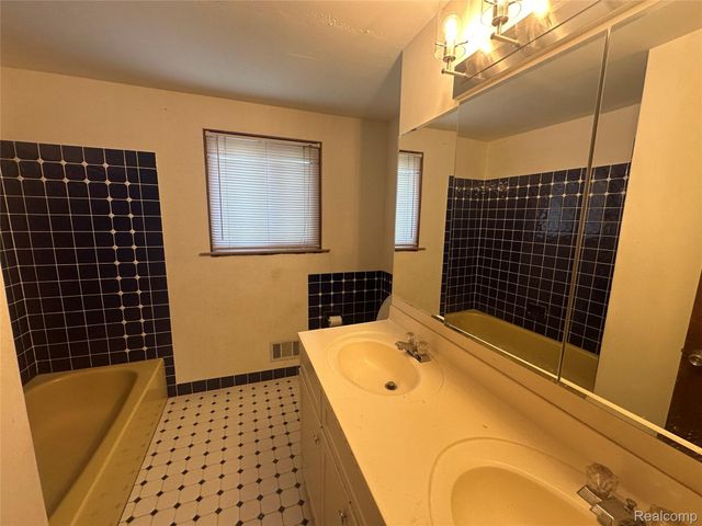 1111 Langley Boulevard, Clawson, MI 48017
