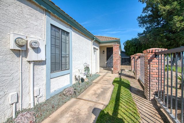 595 Quill Lane, Clovis, CA 93612