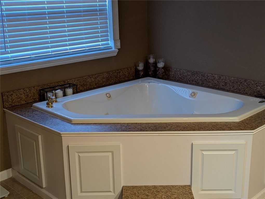 Image 7 of property listing at 6817 MITCHELL CIRCLE, Tampa, FL 33634