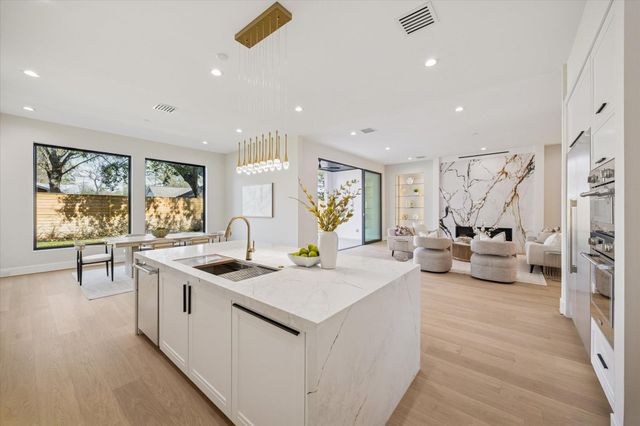 1014 Gardenia Drive, Houston, TX 77018