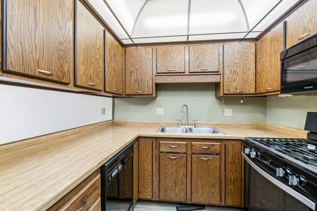 5673 W Bavarian Pass, Fridley, MN 55432