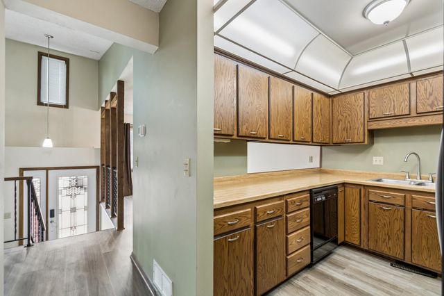 5673 W Bavarian Pass, Fridley, MN 55432