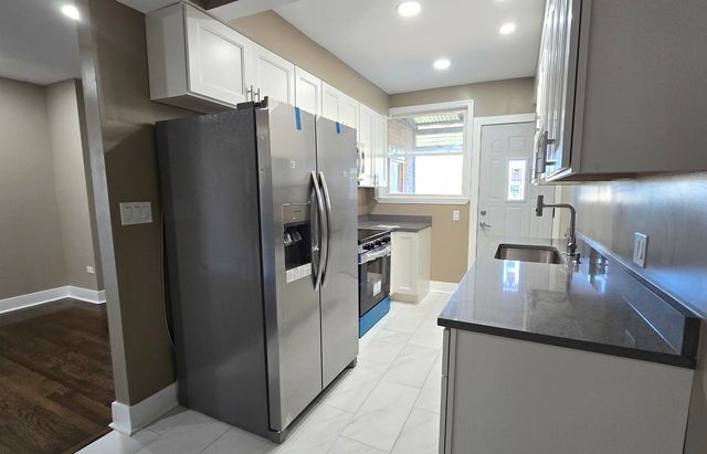 3051 N Austin Avenue 2F, Chicago, IL 60634