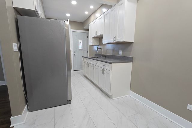 3051 N Austin Avenue 2F, Chicago, IL 60634