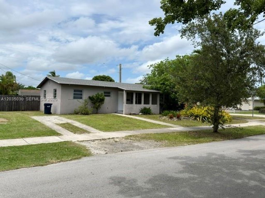 9815 Pan American Dr, Cutler Bay, FL 33189