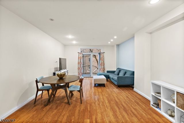 207 Shearwater Ct West 31, Jersey City, NJ 07305