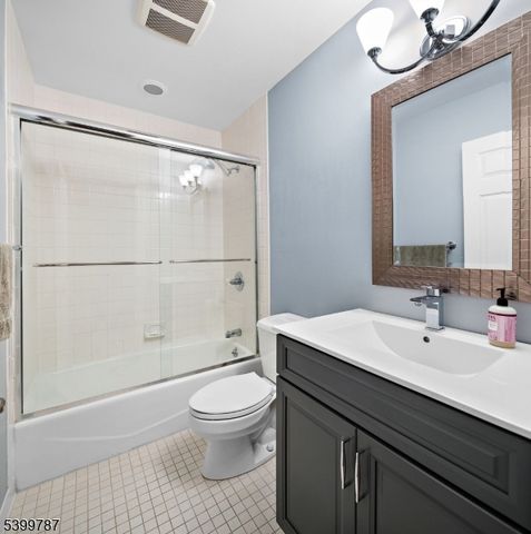 207 Shearwater Ct West 31, Jersey City, NJ 07305