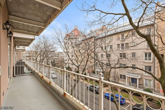 207 Shearwater Ct West 31, Jersey City, NJ 07305