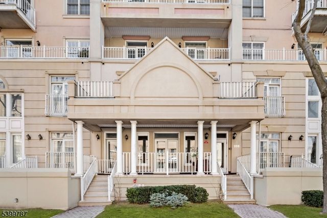 207 Shearwater Ct West 31, Jersey City, NJ 07305