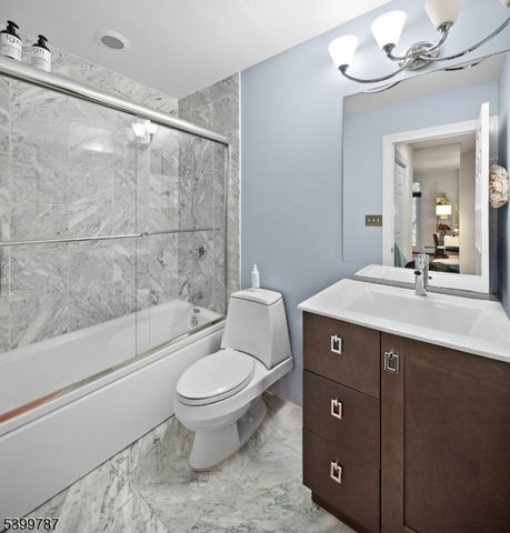 207 Shearwater Ct West 31, Jersey City, NJ 07305