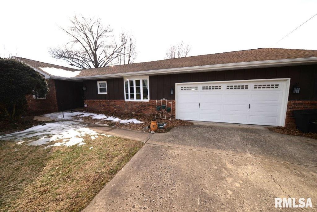 Image 1 of property listing at 1215 PLUM Avenue, Mt Vernon, IL 62864