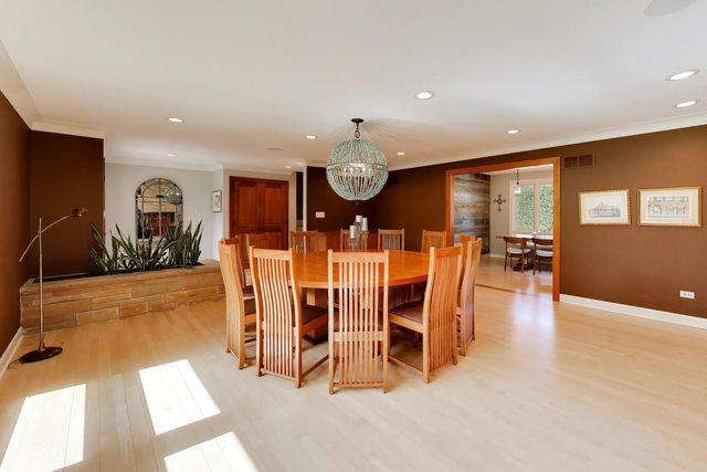 1500 W Blackhawk Drive, Mount Prospect, IL 60056