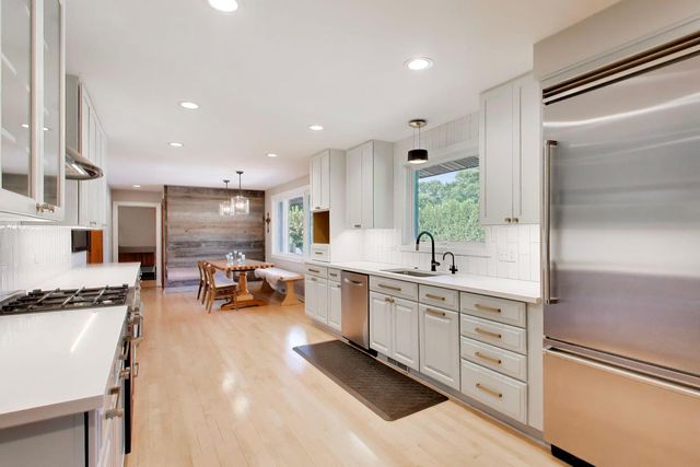 1500 W Blackhawk Drive, Mount Prospect, IL 60056