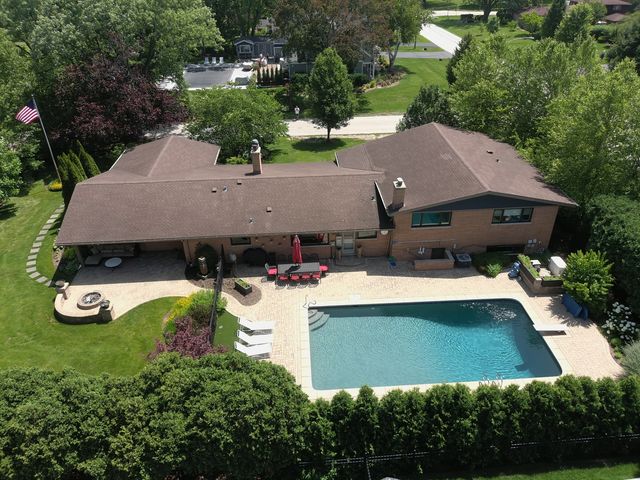 1500 W Blackhawk Drive, Mount Prospect, IL 60056