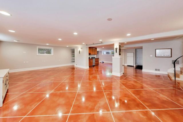 1500 W Blackhawk Drive, Mount Prospect, IL 60056