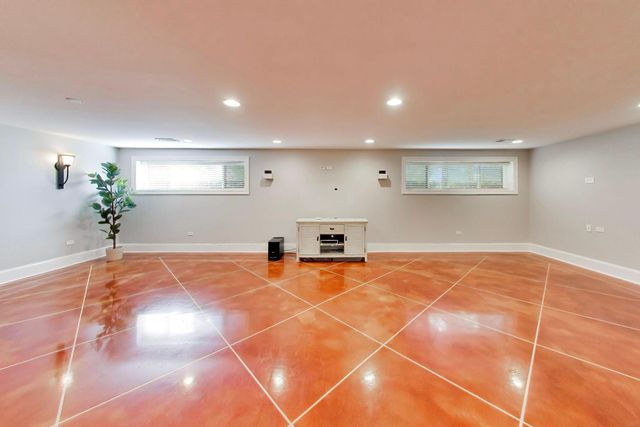 1500 W Blackhawk Drive, Mount Prospect, IL 60056