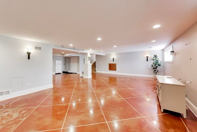 1500 W Blackhawk Drive, Mount Prospect, IL 60056