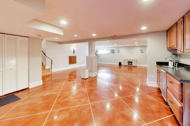 1500 W Blackhawk Drive, Mount Prospect, IL 60056