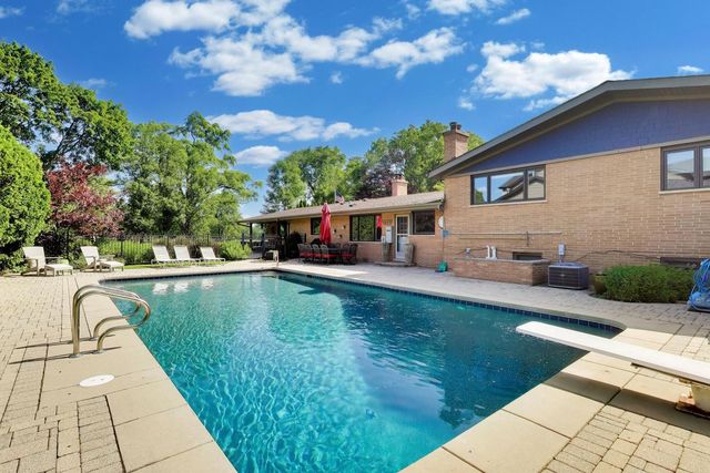 1500 W Blackhawk Drive, Mount Prospect, IL 60056