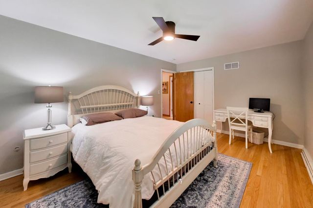 1500 W Blackhawk Drive, Mount Prospect, IL 60056
