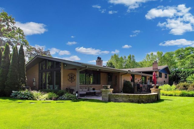 1500 W Blackhawk Drive, Mount Prospect, IL 60056
