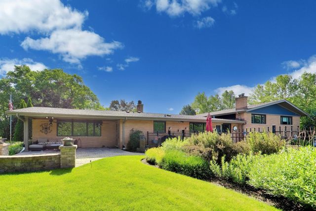 1500 W Blackhawk Drive, Mount Prospect, IL 60056
