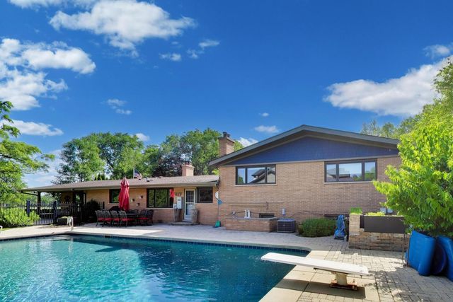 1500 W Blackhawk Drive, Mount Prospect, IL 60056