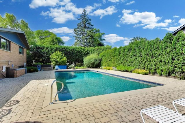 1500 W Blackhawk Drive, Mount Prospect, IL 60056