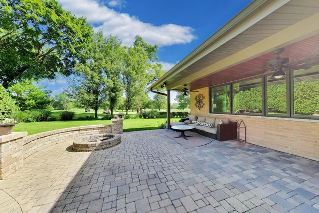1500 W Blackhawk Drive, Mount Prospect, IL 60056