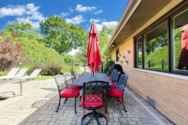 1500 W Blackhawk Drive, Mount Prospect, IL 60056