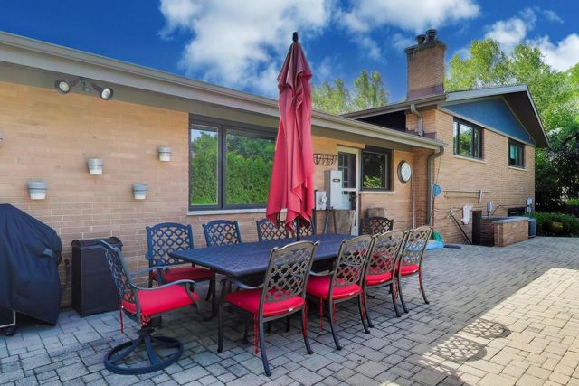 1500 W Blackhawk Drive, Mount Prospect, IL 60056