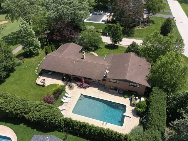 1500 W Blackhawk Drive, Mount Prospect, IL 60056