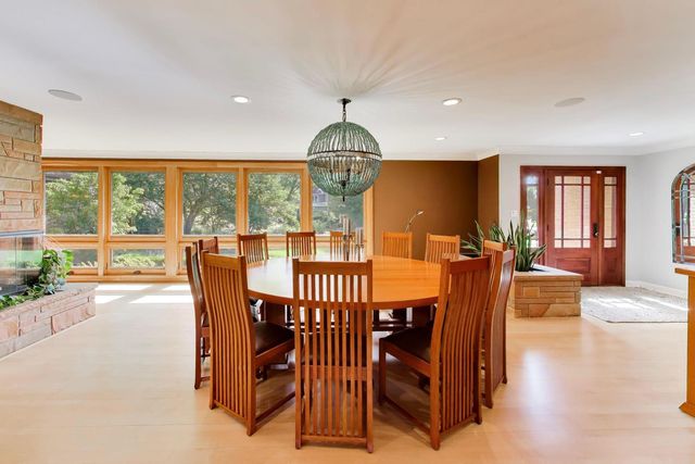 1500 W Blackhawk Drive, Mount Prospect, IL 60056