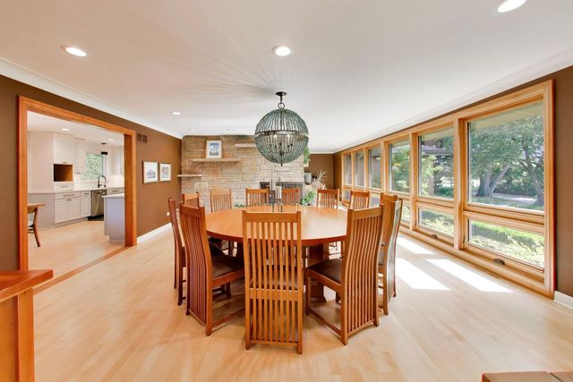 1500 W Blackhawk Drive, Mount Prospect, IL 60056
