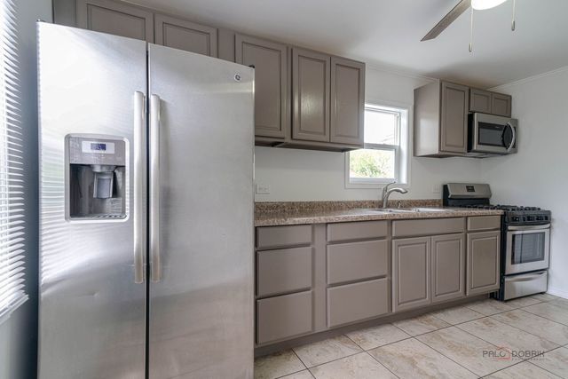 526 Clover Lane, Round Lake Beach, IL 60073