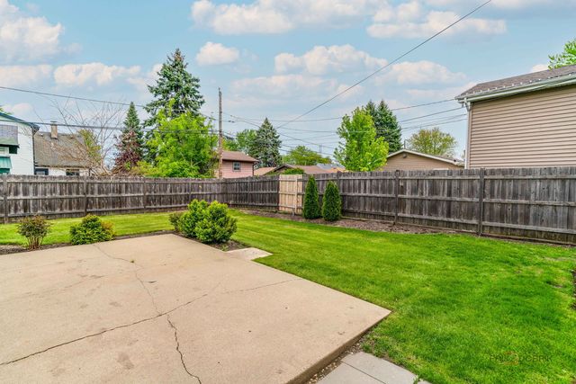 526 Clover Lane, Round Lake Beach, IL 60073