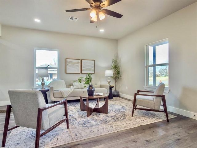 705 E Springer Avenue, Guthrie, OK 73044