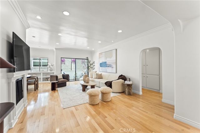 11928 Kiowa 105, Los Angeles, CA 90049