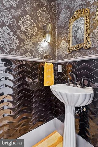 909 C ST NE, Washington, DC 20002