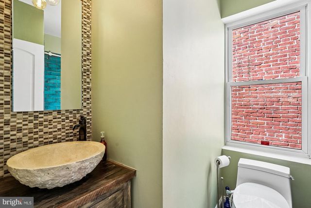 909 C ST NE, Washington, DC 20002