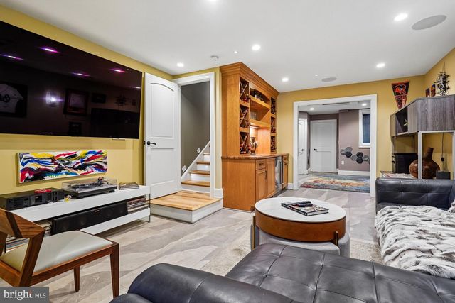 909 C ST NE, Washington, DC 20002