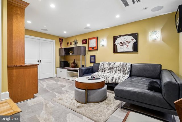 909 C ST NE, Washington, DC 20002