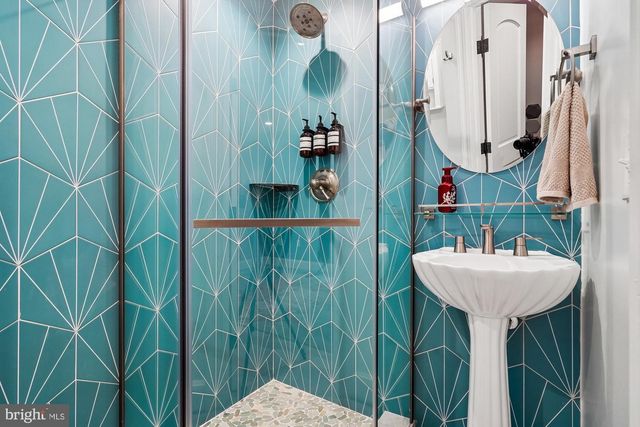 909 C ST NE, Washington, DC 20002