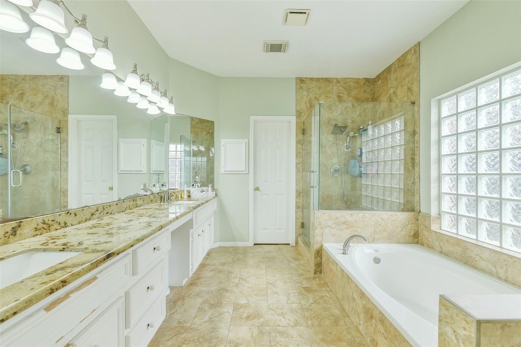 Image 18 of property listing at 3234 Shadowleaf Drive, Houston, TX 77082