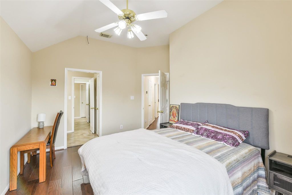 Image 27 of property listing at 3234 Shadowleaf Drive, Houston, TX 77082