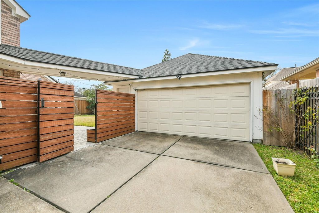 Image 31 of property listing at 3234 Shadowleaf Drive, Houston, TX 77082