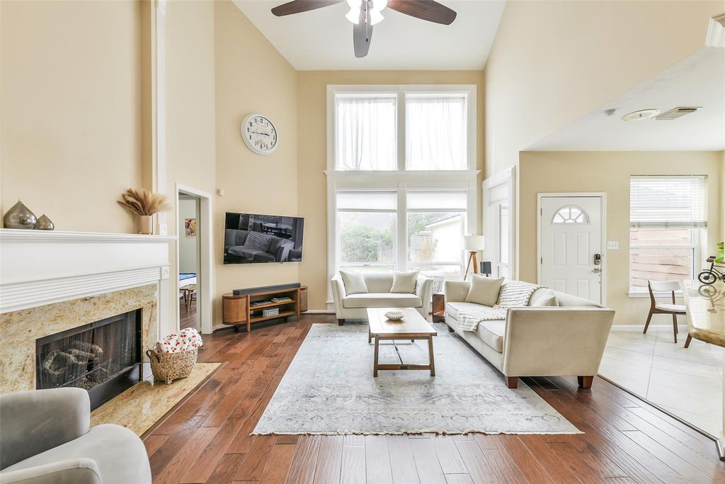 Image 8 of property listing at 3234 Shadowleaf Drive, Houston, TX 77082