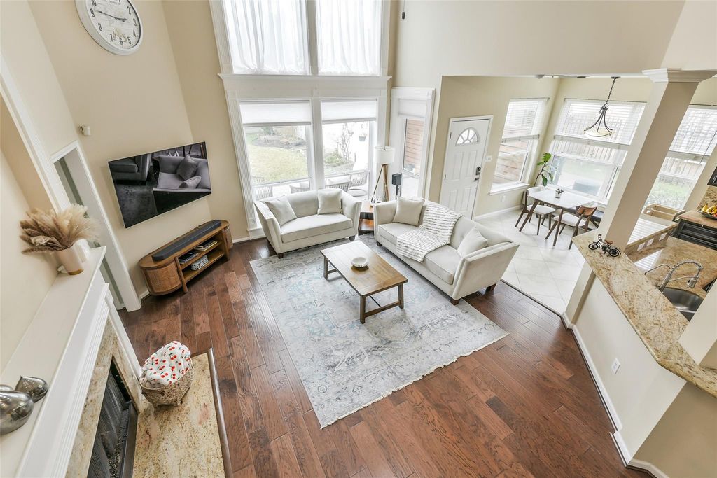 Image 9 of property listing at 3234 Shadowleaf Drive, Houston, TX 77082