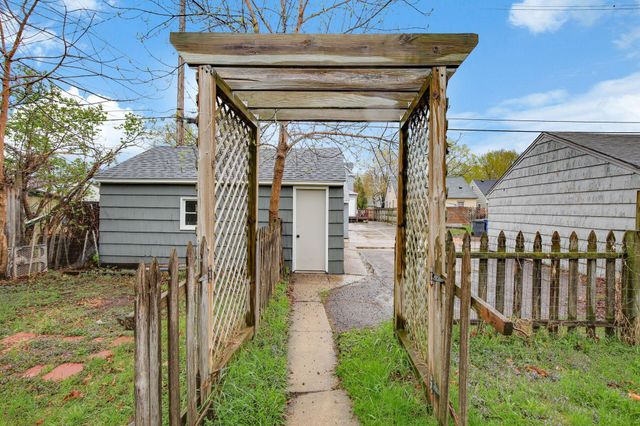 4942 Penn Avenue N, Minneapolis, MN 55430